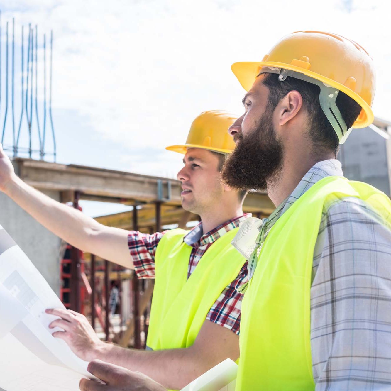 2 construction workers discussing plans