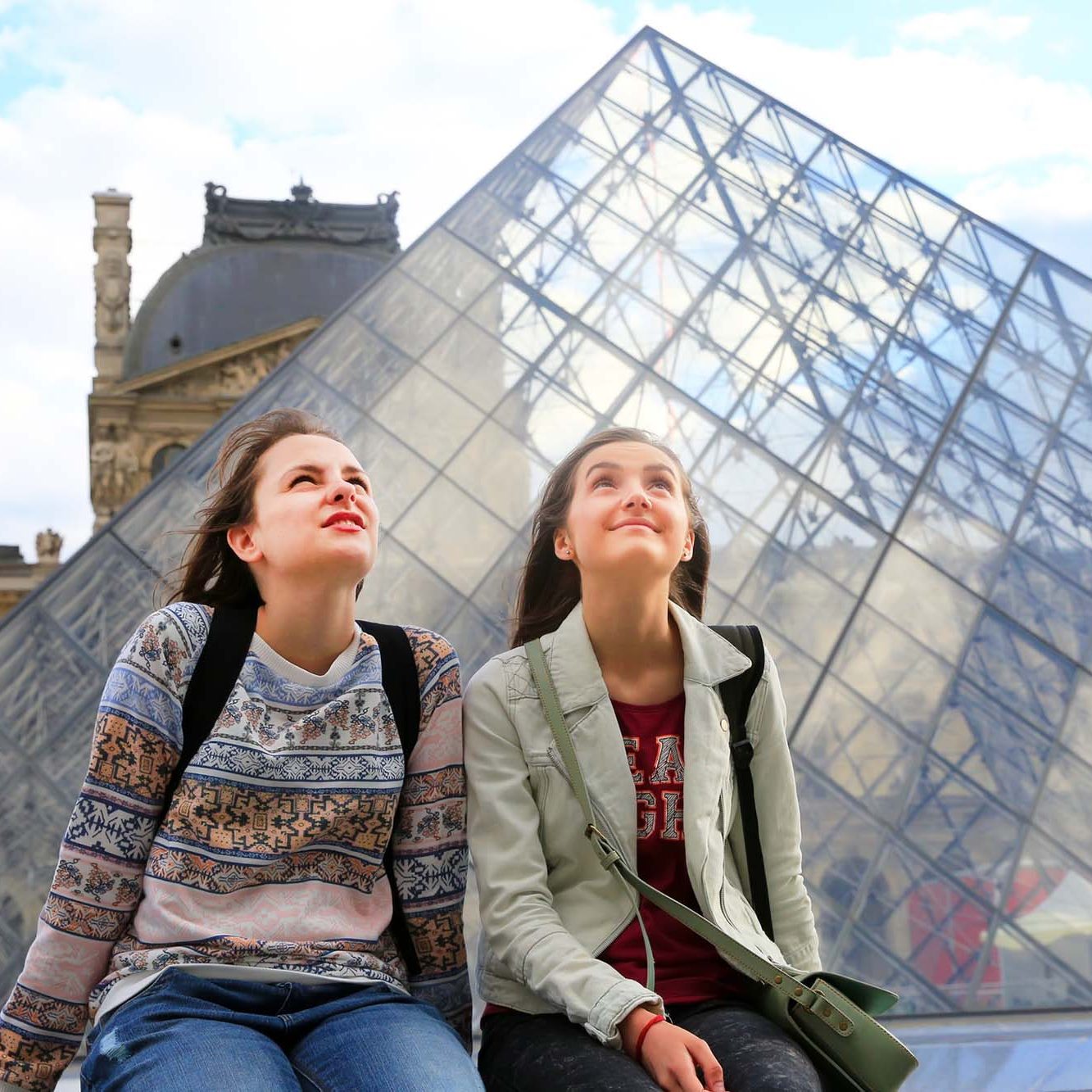 2 student girls sitting in Paris